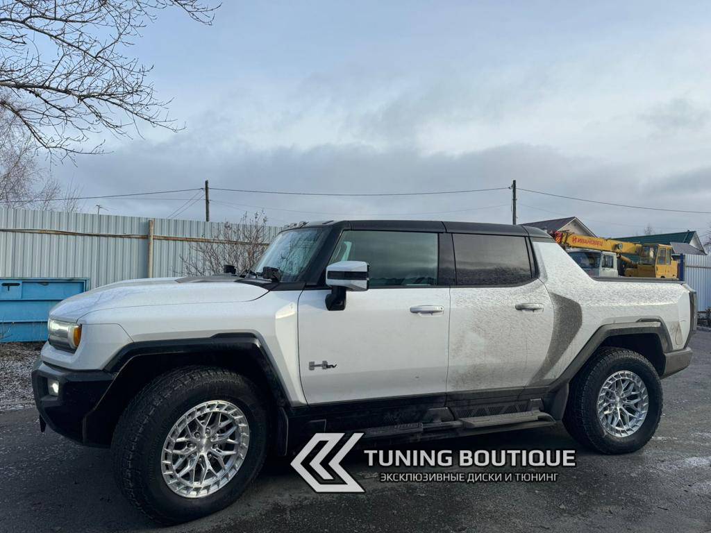 GMC Hummer EV на усиленных 20" кованых дисках фото 1